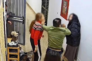 Tạm giữ người phụ nữ hành hung hàng xóm sau mâu thuẫn trên nhóm cư dân chung cư Mỹ Đình