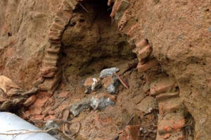 Thi công kênh tiêu nước, phát hiện mộ cổ 2.000 năm tuổi