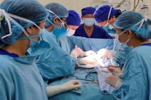 Phẫu thuật thành công cho bé trai mắc hội chứng thai ký sinh