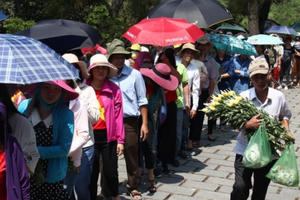 Nườm nượp du khách viếng mộ Đại tướng Võ Nguyên Giáp trong dịp lễ độc lập