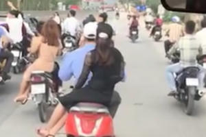 Đoàn người điều khiển hàng chục xe máy không đội mũ bảo hiểm, dàn hàng trên quốc lộ 1A