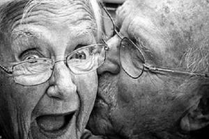 Chuyện ấy của người già - sao lại định kiến?