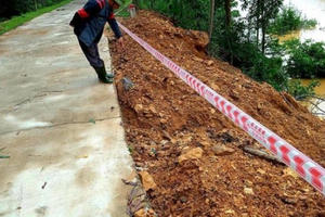 Mưa lớn gây sạt lở, nhiều tuyến đường, kè biển ở Hà Tĩnh bị chia cắt