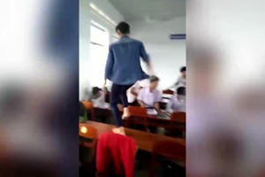 Clip nam sinh cấp 3 điên cuồng đánh bạn cùng lớp