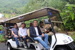 Ngoại trưởng Nga Sergei Lavrov bất ngờ đi tắm suối nước nóng trước APEC