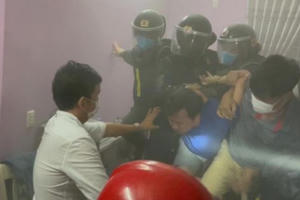 Nghịch tử đòi tiền cha mẹ không được liền mua xăng về đốt nhà