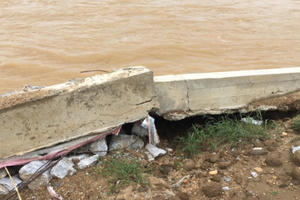 Bờ kè thuộc dự án trăm tỷ sụt lún, đứt gãy trước giờ bão số 7 đổ bộ Bờ kè thuộc dự án trăm tỷ sụt lún, đứt gãy trước giờ bão số 7 đổ bộ