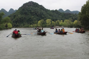 Người chèo thuyền trên suối Yến