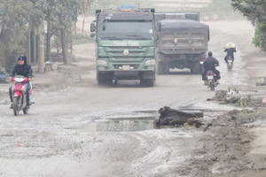 Sau phản ánh của Pháp luật Plus, Công an huyện Phú Xuyên xử lý xe quá tải, làm rơi vãi vật liệu