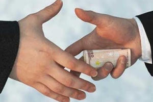 Tình trạng “lót tay” vẫn còn phổ biến Tình trạng “lót tay” vẫn còn phổ biến