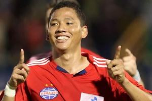 'Chân gỗ' bất ngờ phát lộ tài năng trên sân cỏ