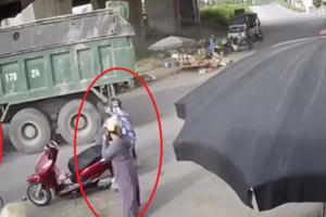 Clip: Người phụ nữ thoát chết thần kì dưới gầm "hổ vồ"