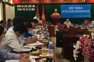 "Lương không đủ sống sao ai cũng đua vào công chức?"