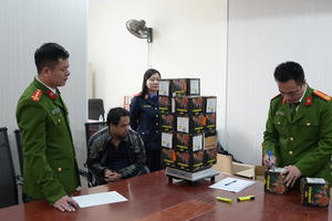 Bắt nhân viên công ty giao hàng nhanh vận chuyển pháo "lậu"