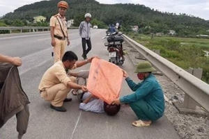 Người tốt việc tốt: CSGT che nắng cho người bị nạn giữa đường ở Hà Tĩnh