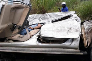 Tài xế trọng thương kẹt cứng trong chiếc xe bán tải biến dạng sau cú va chạm kinh hoàng