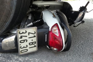 Xe máy vượt đèn đỏ bị xe tải kéo đi hàng chục mét ở ngã ba “tử thần”