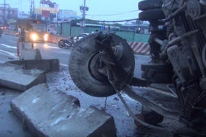 TP HCM: Bất ngờ tông dải phân cách, xe tải nằm "phơi bụng" chắn ngang cầu vượt