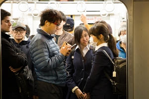 Nạn quấy rối phụ nữ trên phương tiện công cộng Nhật Bản