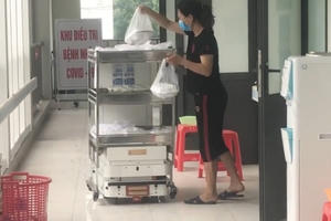 Xem Robot đi đưa cơm cho bệnh nhân Covid-19 ở Bắc Giang