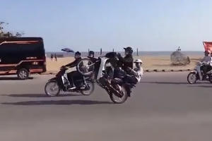 Công an truy tìm nhóm thanh niên đua xe, bốc đầu dọc bờ biển Sầm Sơn Công an truy tìm nhóm thanh niên đua xe, bốc đầu dọc bờ biển Sầm Sơn