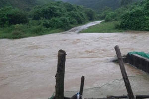 Mưa lớn, nhiều cầu tràn ở Nghệ An ngập sâu nước chảy xiết vô cùng nguy hiểm