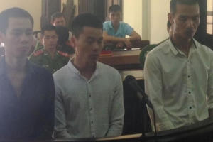 "Gánh" thêm 19 năm tù vì mua ma túy vào trại giam