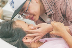 Cảm động trước khoảnh khắc mẹ bé Minh Nhật The Voice Kids bật khóc khi thấy con trai vào viện thăm mẹ