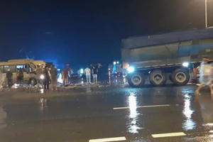 Yên Bái: Xe khách va chạm với xe đầu kéo, 4 người bị thương Yên Bái: Xe khách va chạm với xe đầu kéo, 4 người bị thương