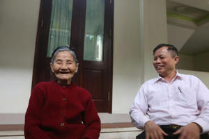 Niềm vui của cử tri cao tuổi khi cầm lá phiếu bầu cử