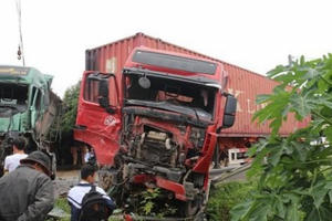 Xe tải đối đầu kinh hoàng với container tại khúc, đầu xe biến dạng, tài xế may mắn thoát chết