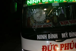 Hà Nam: 2 nam thanh niên rượt đuổi, ném đá xe khách