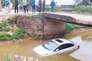 Clip: Ô tô qua cầu lao xuống kênh nổi lềnh bềnh