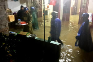 Nghệ An: Nước dâng nhanh, người dân trắng đêm chạy lũ