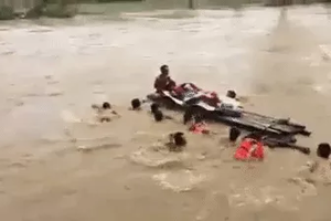 Clip cảm động về tình người trong mưa lũ: Bà con tự đóng bè để vượt suối, đưa cụ bà đến bệnh viện cấp cứu