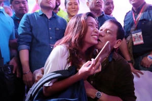 Tổng thống Philippines: Tôi có 2 vợ và 2 bạn gái