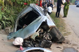 Tuyên Quang: Xế hộp lọt cống nát bươm, 4 người bị thương nặng