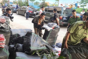 Hà Nội: Phát hiện xưởng sản xuất và thu giữ hơn 5.000 bộ quần áo giả nhãn mác các thương hiệu lớn