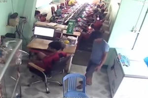 [Clip]: Nam thanh niên bị tát "lật mặt" vì trộm tiền quán internet