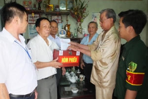 Thùng phiếu di động đến với từng cử tri không thể đi lại được