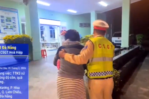 CSGT Đà Nẵng dùng xe đặc chủng đưa người bệnh đi cấp cứu trong đêm