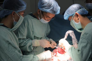 Hi hữu sản phụ sinh con cùng một khối u lớn