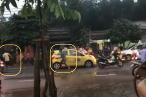 Điều khiển xe taxi làm vung nước, tài xế bị 3 thanh niên đánh hội đồng