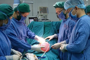 Bác sĩ bệnh viện Bãi Cháy phẫu thuật thành công, cắt bỏ khối u nặng 3kg cho người bệnh