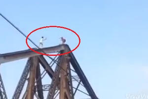 Clip: Coi thường mạng sống, hai thanh niên "diễn xiếc" trên nóc cầu Long Biên