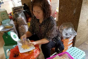 Chưa hết lo chất lượng bánh kẹo Tết