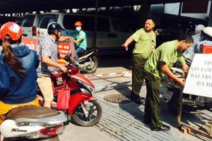 Người dân mệt mỏi, bức xúc vì không gửi được xe tại bệnh viện Bạch Mai