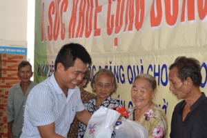 Khám bệnh miễn phí và tặng quà 300 hộ nghèo xã đảo Thạnh An