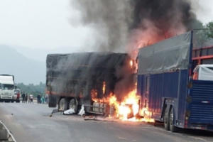 Huế: Hai xe tải bốc cháy dữ dội sau khi "đấu đầu"