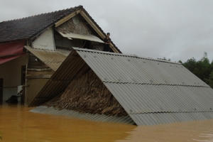 Hơn 10.000 hộ gia đình vẫn mất điện do mưa lũ miền Trung